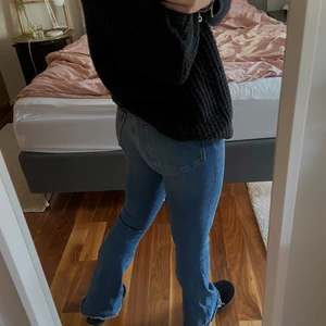 Snygga jeans - Säljer mina supersnygga bootcut jeans från bikbok. Tycker dessa är supersnygga och bekväma men tyvär har de blivit lite för korta på mig som är 172💕 de är i storlek M och är super bekvämt material💕💕 kan mötas upp och frakta