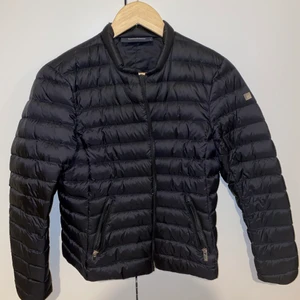 Peak performance - Sjukt fin jacka i storlek M men är tyvärr för stor på mig. Passar ganska bra för de som har storlek M i jackor! Använd ett par gånger. Original pris runt 2500kr. Personen står för frakten. 