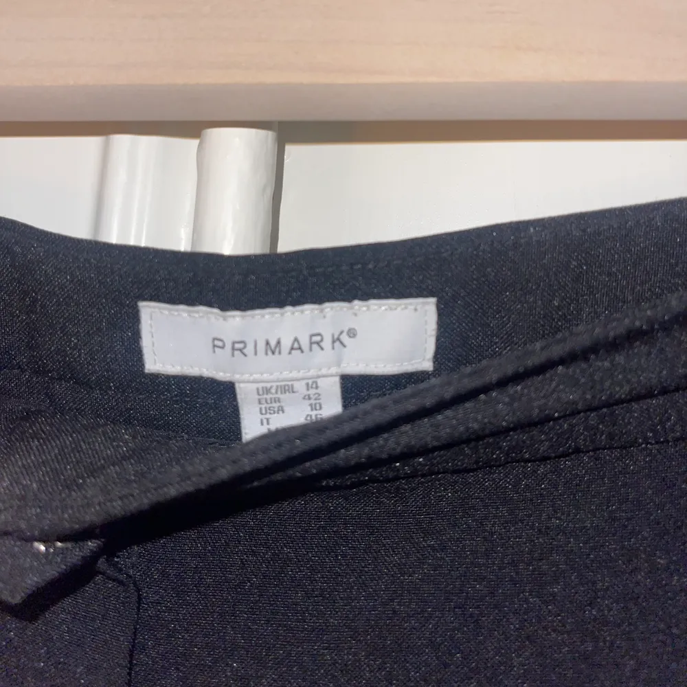 Skitsnygga kostymbyxor från primark i strl 42. Skulle snarare säga att de är i strl 38/40. Använda med i bra skick💕 kan frakta eller mötas upp i Hbg. . Jeans & Byxor.