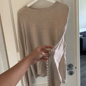 Tröja med pärlor  - Jättefin beige tröja med fina vita pärlor på ärmarna som detalj. Passar allt mellan xs och m. Beror på hur man vill den ska sitta. ❤️ Köpare står för eventuell frakt 🥰