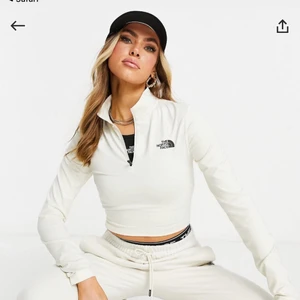 The north face, träningströja i M - Superfin beige/vit zip träningströja som är slutsåld på hemsidan. Säljer den då den tyvärr var lite för tight för min smak. Är vanligtvis en medium så skulle rekommendera denna tröja till en person med S eller XS. Endast använd 1 gång. Köpt för 489kr men säljs från 150kr🥰