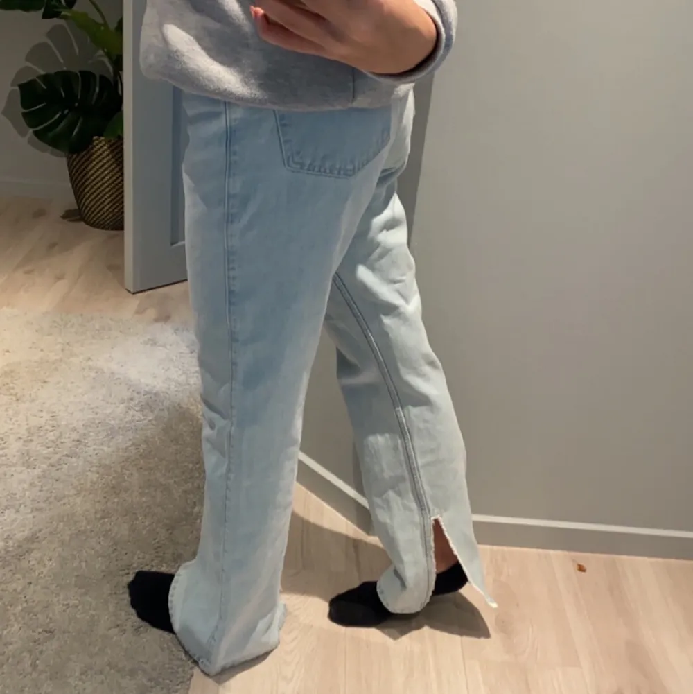 Säljer dessa snygga raka jeans med slits från weekday!💕 säljer pga av att dem är lite för stora för mig och då har dem inte kommit till användning så mycket bra skick! Modellen rowe, storlek 27🌟. Jeans & Byxor.