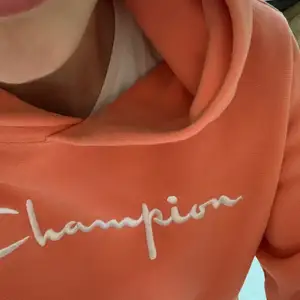 En hoodie ifrån champion i tjockt och bra kvalitets material. Inte mycket andvänd. En orange/Peache färg💗 Unik och cool