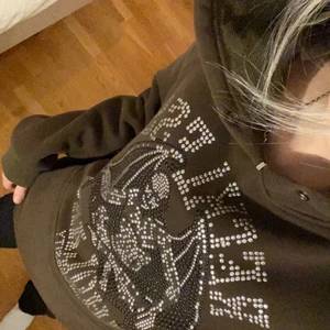 Recless scholars  - Intresse koll på min jätte fina Reckless hoodie. I storlek S saknar några rain stones men inget man lägger märke till. Köpt för 2000 kr