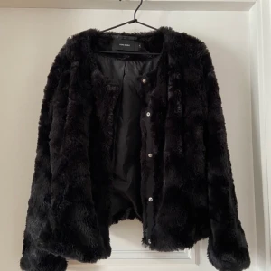 Jacka från VILA stl M - Jacka från VILA. Passar en storlek M. Sparsamt använd och är som ny. 120kr