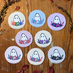 Lgbtq undercover ghosts  - Perfekt för den som inte är helt ute till alla, eller bara vill ha nått coolare än en vanlig pride-flagga. Flaggor som jag gjort till stickers: regnbåge, trans, bi, ickebinär,  lesbian, pan, abrosexual. Finns även en i skogsfärger om man inte vill ha en pride flagga. Jag jobbar just mu med att fixa följande flaggor: asexuell och agender. 