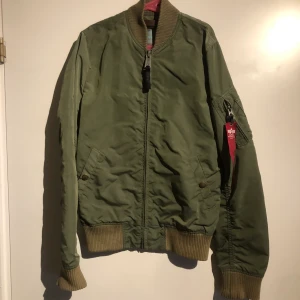 Alpha industri jacka - Använd nån fläck på men inget som direkt syns.