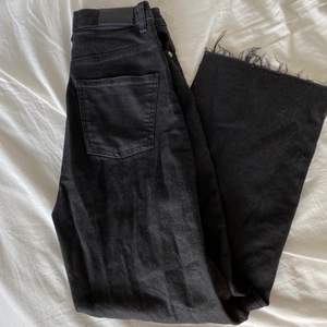 Snygga vida jeans från lager 157. Inköpta förra sommaren men inte mycket använda. Jag är 163cm lång. Köparen står för frakten. Betalning via Swish✨