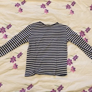 Random HM herr tröja - En streckad, långärmad tröja som är för liten för mig. Storlek S. Tröjan har såna knappar i mitten av ärmen så man kan veckla ut den