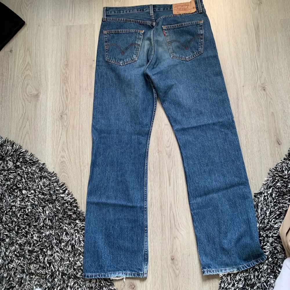 Klassiska Levi’s Jeans, lite användning syns vid rumpan. Jeans & Byxor.