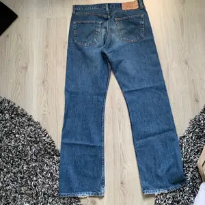 Klassiska Levi’s Jeans, lite användning syns vid rumpan