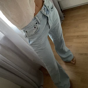 Acne jeans - Säljer mina låmidjade jeans från acne då dem inte kommer till användning, dem är uppsydda så passar någon som är ca 160. Dem är använda en gång alltså i väldigt bra skick. Jag har vanligtvis 34 och sitter overzised, passar alltså även en 36a. Köpta för 1800kr