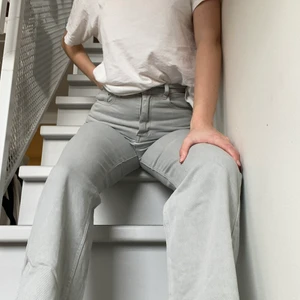 Gråa jeans  - Gråa jeans i rakmodell. Passar mig perfekt har vanligtvis w27 i midjan. 