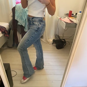 Bootcut jeans Zara - Skitsnygga midrise bootcut jeans frånzara i storlek 36 💕 Uppskattar snabb affär!