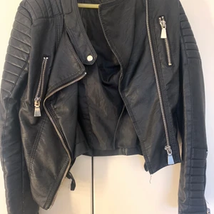 Skinnjacka  - Skön skinnjacka perfekt till hösten! Storlek 36