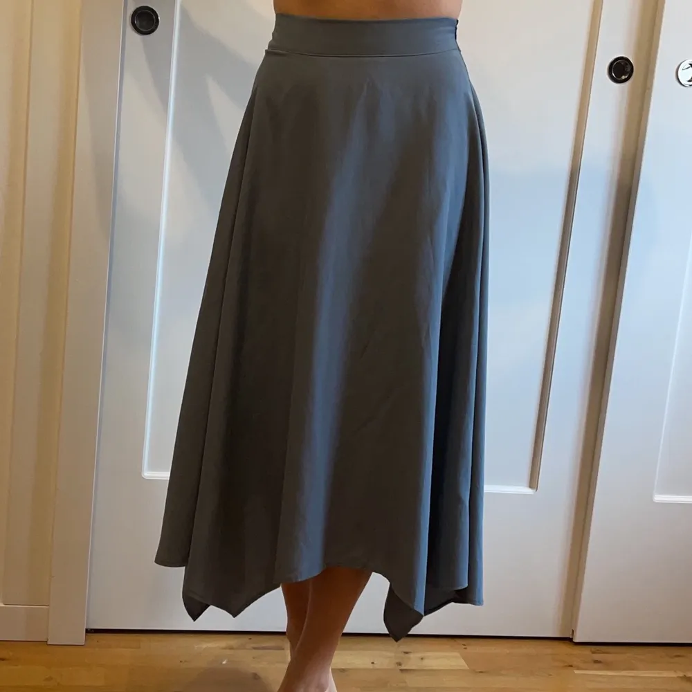 Asymmetrisk kjol med slät midja och resor i ryggen, dragkedja i sidan. Priset excl frakten . Kjolar.