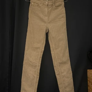 Strl 34 - Fina beiga ribbade byxor från weekday i storlek 34, 