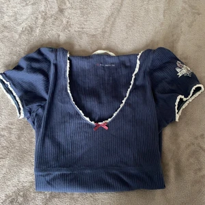 Odd Molly t-shirt  - Säljer min mörkblå odd Molly t-shirt💙💙💙jätte fint skick!!