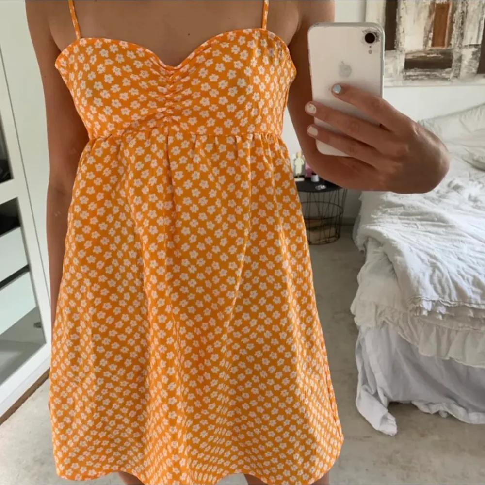 super söt H&M klänning som är perfekt på sommaren! köparen står för frakten 🥳 (lånad första bild då den visade färgen bättre ). Klänningar.