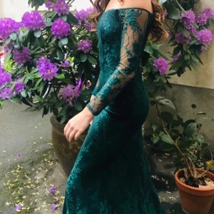 Bariano klänning - Säljer min Bariano Australia klänning som är använd en gång och har inga skador. Passar perfekt för bal eller studentskivor mm och orginalpris är 6000! Passar på de som är runt 170cm och ca 60kg😊  