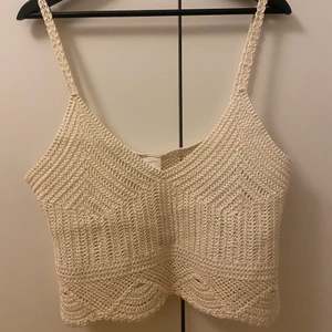 Virkat linne - Ett jättevackert virkat linne från hm. Aldrig använt, prislappen är kvar. Storlek L men jättelätt att sy upp i axelbanden om den skulle vara för stor. 