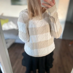 Stickad randig tröja  - Säljer denna fina randiga stickade tröja som passar till mycket! Om ni vill ha fler bilder eller undrar något annat är det bara att fråga💞