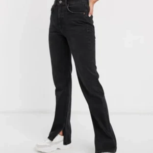 Jeans med slits - Snygga slutsålda jeans med slits. Knappt använda, inga slitningar. Kontakta för mer info!