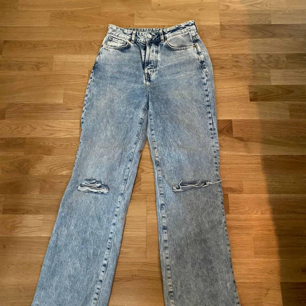 Jeans från BikBok, storlek 27. Använd ett fåtal gånger, är i bra skick👍🏼. Jeans & Byxor.