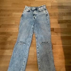Jeans från BikBok, storlek 27. Använd ett fåtal gånger, är i bra skick👍🏼