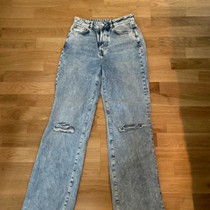 Jeans från BikBok, storlek 27 - Jeans från BikBok, storlek 27. Använd ett fåtal gånger, är i bra skick👍🏼