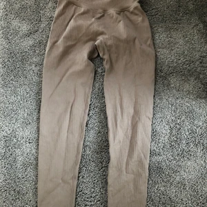 Aim’n träningsthights - I bra skick, knappt använda. Är i strl S och är ribbade 