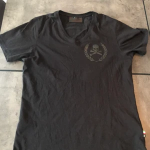  Philipp plein v-ringad t-shirt -  Säljer min svarta Philipp plein t-shirt i storlek M Original pris 4700kr Säljer 1100kr