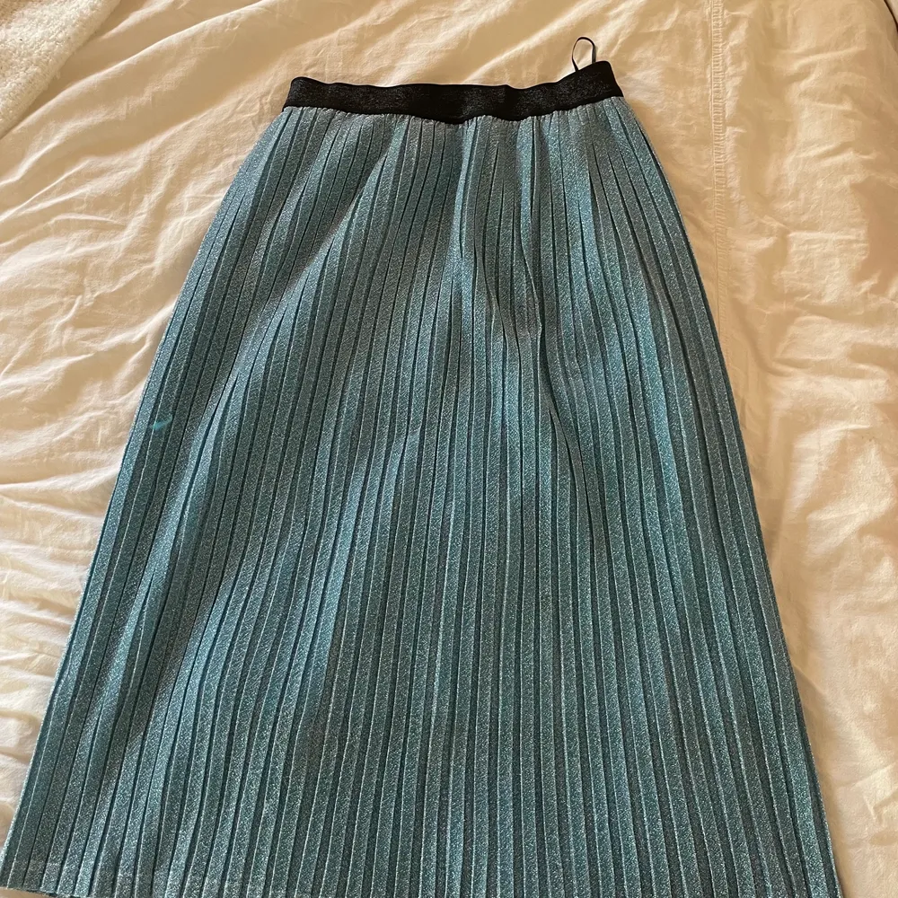 Medellång kjol, köpt från Zalando, storlek M, använd 1 gång. . Kjolar.