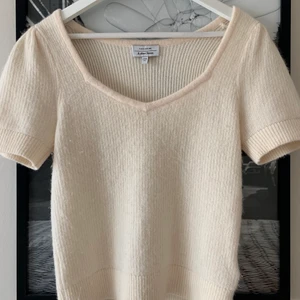 Stickad topp - Kollar intresset på denna fina stickade tröja, från & other stories, passar så bra nu till våren! 🥂 BUD:650:-