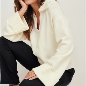 Tröja - Säljer denna vita tröja från Moa Mattssons kollektion med NAKD, skön och fin! 🦓🥂