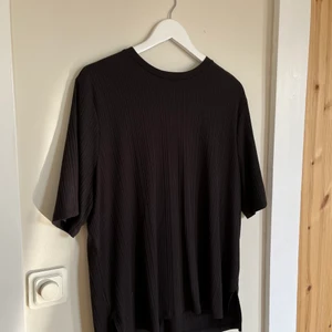 Oversize tshirt i ribbat material - Passar XS-M beroende på hur du vill att den ska sitta. Går strax under rumpan på mig som är 165cm. Skriv för fler bilder!