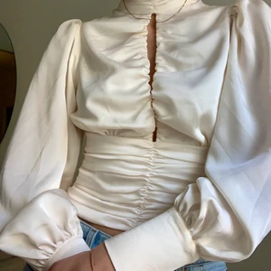 Blus - Sommarens finaste blus från Gina Tricot, ny med lapparna kvar 🤍 Nypris 399kr, storlek 36.