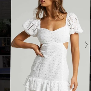 Perfekt student/sommarklänning i s:38 - Helt oanvänd klänning från Showpo som jag säljer för 400 kr (orginalpris runt 700 + extrem hög frakt). Passar perfekt som studentklänning eller som en härlig sommarklänning. Kan både mötas upp i Sthlm eller skicka på posten:)