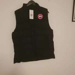 Canada goose väst (kopia) - Den är helt oanvänd med lapp kvar. Det är en kopia. Storleken är mindre än vad den säger, därför passar den ej mig med XXL