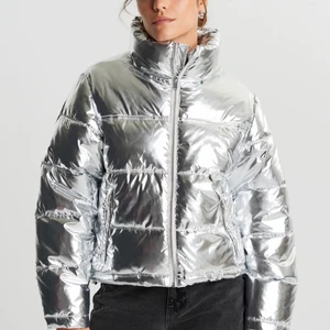 Silverjacka - Säljer min oanvända silverjacka från Gina Tricot på grund av att jag inte fått användning för den:( strl XL men funkar som oversized på mig med strl S/M💛 skriv för fler frågor/bilder😊