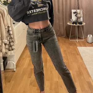 Snygga gråa mom-jeans med prislappen kvar! Köpta på vero moda🖤 passar mig med ca strl S och 165cm men storleken är 28\32