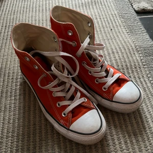 Converse  - Orangea Converse i strl 39, knappt använda kollar mer intresset på skorna.
