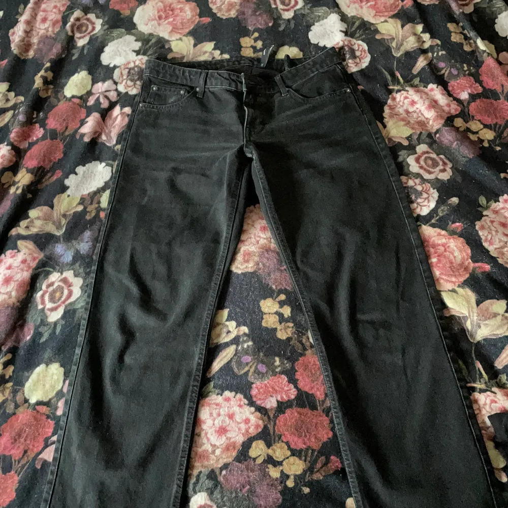 Arrow low waisted jeans ifrån weekday, dom kommer inte till någon användning så dom är knappt använda, dom är super snygga verkligen! skriv om du har frågor eller vill ha fler bilder på dom💕. Jeans & Byxor.
