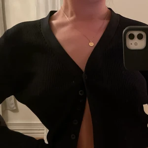 Svart kofta/tröja - Svart ribbad kofta med knappar. 