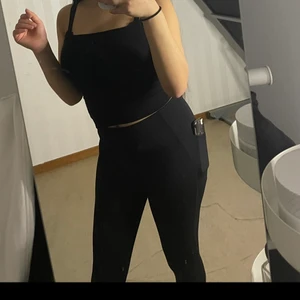 Gym byxor  - Det här byxan är bra för gymmet för den är tajt och stretchig den har ficka vid sidan så att du kan lägga mobilen och den håller skit fast så att din mobil inte ramlar👌🏻 den är väldigt liten för mig och inte passar mig men jag är 14 år och 1,48 så den här kommer nog passa till 11 eller 12 åringar👍🏻🏋🏻‍♀️ frakten ingår 