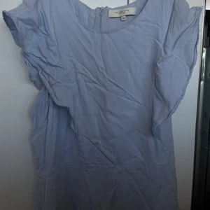 klänning - Skit fin blå klänning från selected femme. Klänningen är bara använd en gång men har tyvär från en defekt i underarmen, defekten syns inte när man bär klänningen.