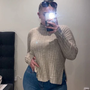 Stickad tröja S - Superskön och mjuk stickad tröja i storlek S. Den kliar inte alls så som vissa kan göra och den är toppen kvalite! Tröjan har en slit på båda sidor och ryggen är aningen längre än framsidan. Jag har vanligtvis stl M och den passar mig med.  ☺️ ✨Tveka inte på att ställa fler frågor, köparen står för frakten 💕 