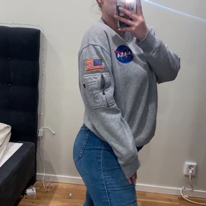 Alpha industries sweater - Superfin AI NASA sweater som knappt kommit till användning pga lite stor. Den är väldigt oversize på mig vilket är superfint men jag diggade inte det helt enkelt. Materialet är ganska tjockt och av bra kvalite, inga skavanker utan den är i toppskick! Det är en herrtröja i storlek L ☺️