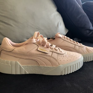 Puma Cali Sneakers Emboss  - Helt oanvända Puma Cali Sneakers Emboss rosa i storlek 37. Detta är en låg sneaker i rosa skinn. Nypris 899:-. Priset kan diskuteras privat. 