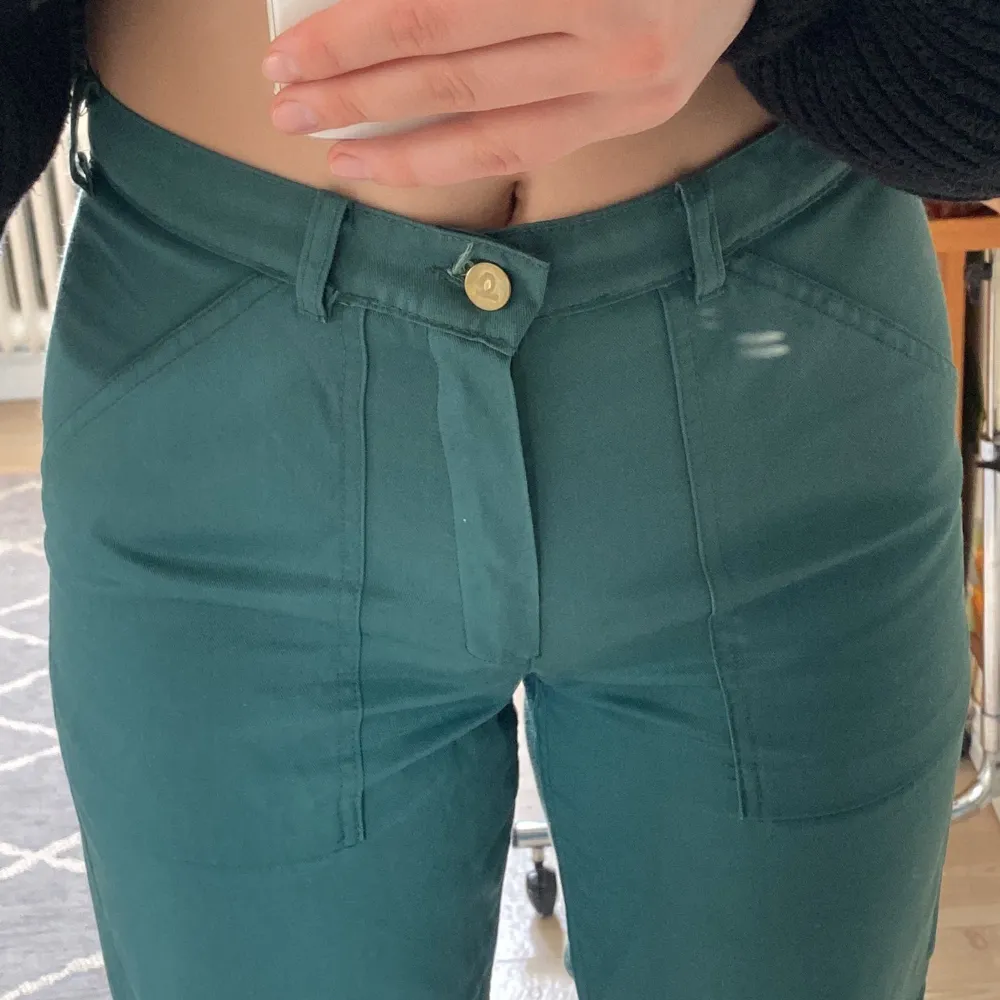 Skitcoola gröna byxor som jag köpt secondhand för 2 år sedan men har ej kommit till användning. Sitter perfekt på mig som är Medium. Säljer för 70kr + frakt, pris kan diskuteras! (Vet tyvärr ej märke på byxorna). Jeans & Byxor.